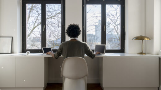 Praca Hybrydowa: Jak Zorganizować Miejsce Pracy Między Biurem a Domem