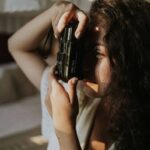 Analogowy renesans na weselach, festiwalach i w podróży. Dlaczego wracamy do aparatów jednorazowych